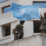 Discorde politique dans l'État du Puntland cc UNSOM, modified, https://flickr.com/photos/unsom/32074609932/in/photolist-kd1pbZ-JJwYiz-2hWxNx-cfsGHd-nskAiw-bku1r5-QrQmAy-bUo5Nb-2nYBdjS-RJnUYz-oEt8bW-B7yo6q-QSjL55-24uSgbF-dNCJyM-bmTnYP-bUo6wh-2gGB42P-q9PYe2-JDiddv-eedh7v-RuSe7o-7zmPws-bmTkP6-nBU9Us-cVRBtY-2po2Usa-2n4CEoz-eZDFo1-nRUMiF-pENmvC-9fwzyN-bzAkGq-eZs3sD-nzHvyb-eZsdP2-poexW2-8zuE6B-dgm25M-6zmgw5-cJGa3d-pohEo2-RxAzxr-dgm3J7-pEuehK-dgm1iK-pojEsj-fNXi4K-9fwSkJ-dgm3hY