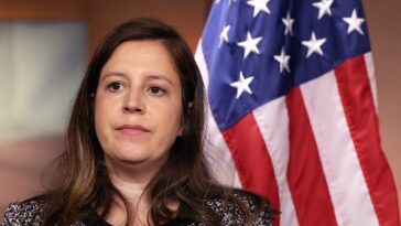 Elise Stefanik refuse de s’engager à certifier les résultats 2024 et qualifie les prisonniers du 6 janvier d’« otages »
