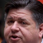 Face à une tempête hivernale « menaçant sa vie », le gouverneur de l’Illinois, JB Pritzker, fustige le Texas pour le transport en bus des migrants