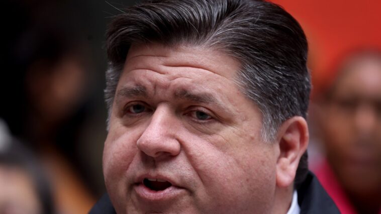 Face à une tempête hivernale « menaçant sa vie », le gouverneur de l’Illinois, JB Pritzker, fustige le Texas pour le transport en bus des migrants