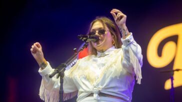 Grand Ole Opry s'excuse pour l'hommage à Dolly Parton de Elle King "Hammered"