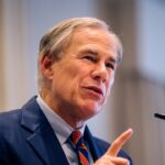 Greg Abbott dit que la seule chose qui empêche le Texas de tirer sur des migrants est le casse-tête que représentent de potentielles accusations de meurtre