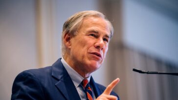 Greg Abbott dit que la seule chose qui empêche le Texas de tirer sur des migrants est le casse-tête que représentent de potentielles accusations de meurtre