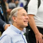 Greg Abbott fait tout son possible pour créer le chaos à Chicago et à New York