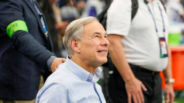 Greg Abbott fait tout son possible pour créer le chaos à Chicago et à New York