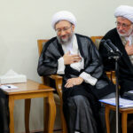 Juste ou faux ? L’Iran se prépare à des élections clés en 2024 Ali Khamenei with Sadeq Larijani in June 2018; cc Khamenei.ir, modified, https://commons.wikimedia.org/w/index.php?search=iran%20supreme%20leader&ns0=1&ns6=1&ns12=1&ns14=1&ns100=1&ns106=1#/media/File:Ali_Khamenei_with_Sadeq_Larijani_in_June_2018.jpg
