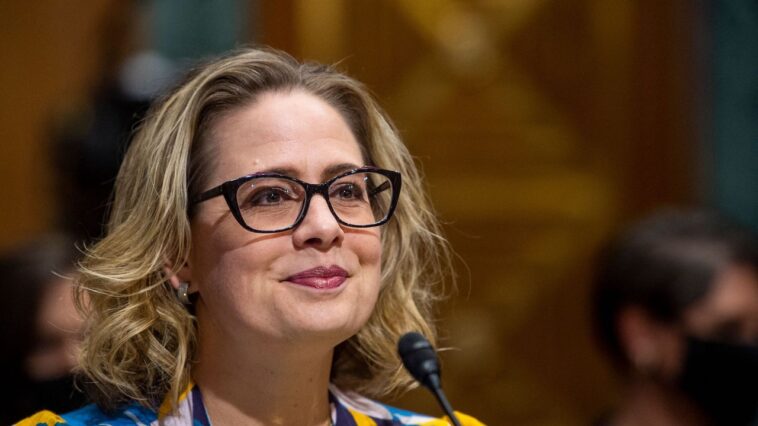 Kyrsten Sinema aime vraiment, vraiment voler en privé (quand les contribuables paient la facture) : rapport Kyrsten Sinema aime vraiment, vraiment voler en privé (quand les contribuables paient la facture) : rapport