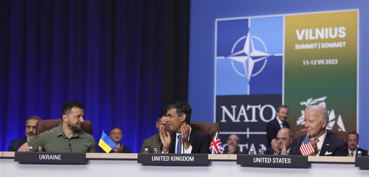 cc Number 10, modified, https://flickr.com/photos/number10gov/53040529911/in/photolist-2nvdzs4-2nv8hAc-2nveBm8-2nv85iw-2nveASN-2nvdmfh-2nuZ8aZ-2o5vT6v-2o5uZm2-2o5rarU-2o5tt7Z-2o5uZpy-2pgXVf4-2oP1zD2-2oP2vRo-2oP2vQM-2oP3xDW-2oP3xFQ-2oP3xHd-2oP43Fm-2oNXyre-2oP43Jx-2oP1zGU-2oP3xJ5-2oa2e67-2oissfi-2nvfN9z-2nvdmAs-2nveAa5-2ogY2pH-2pgR7d7-2p7NsxE-2o9XgVg-2o9ZPNQ-2oa3jSp-2o9ZQwo-2o9XfAh-2o9XdA5-2o9ZSf3-2o9Xg6q-2oa29Mn-2o9ZPXc-2oa2bVF-2o9Xgd4-2oa3juk-2oa3nR5-2pb9hmQ-2pbaJK1-2pbbEg1-2pbb6KJ