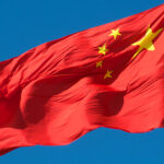 La Chine en 2024 : davantage de défis pour l’ordre international cc BriYYZ , modified, https://commons.wikimedia.org/w/index.php?limit=500&offset=0&profile=default&search=PRC+flag&title=Special:Search&ns0=1&ns6=1&ns12=1&ns14=1&ns100=1&ns106=1#/media/File:PRC_Flag_(6349183113).jpg