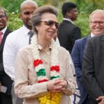 La princesse Anne a associé ses lunettes de soleil de marque à une guirlande de jasmin au Sri Lanka La princesse Anne a associé ses lunettes de soleil de marque à une guirlande de jasmin au Sri Lanka