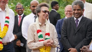La princesse Anne a associé ses lunettes de soleil de marque à une guirlande de jasmin au Sri Lanka