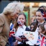La reine Camilla est accueillie avec des cartes de rétablissement pour le roi Charles et Kate Middleton