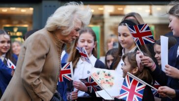 La reine Camilla est accueillie avec des cartes de rétablissement pour le roi Charles et Kate Middleton