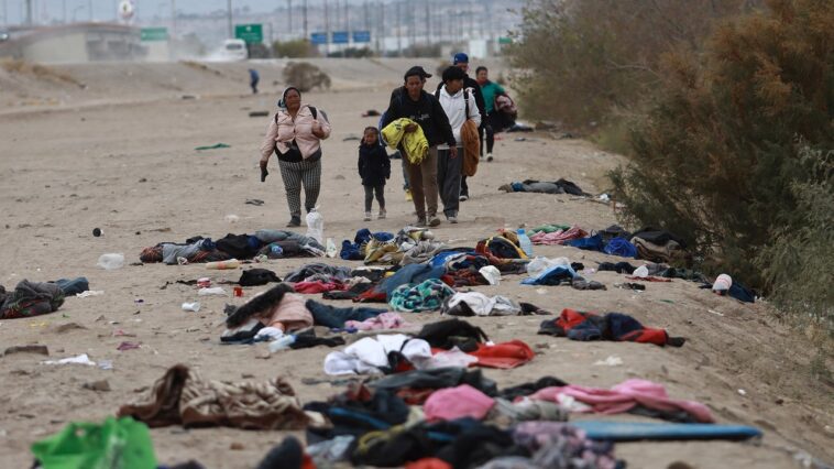 L’administration Biden lance un ultimatum à Greg Abbott sur sa politique brutale aux frontières