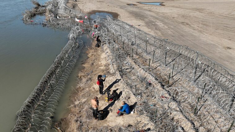 Le Texas refuse toujours de bouger dans son affrontement frontalier avec Biden Le Texas refuse toujours de bouger dans son affrontement frontalier avec Biden