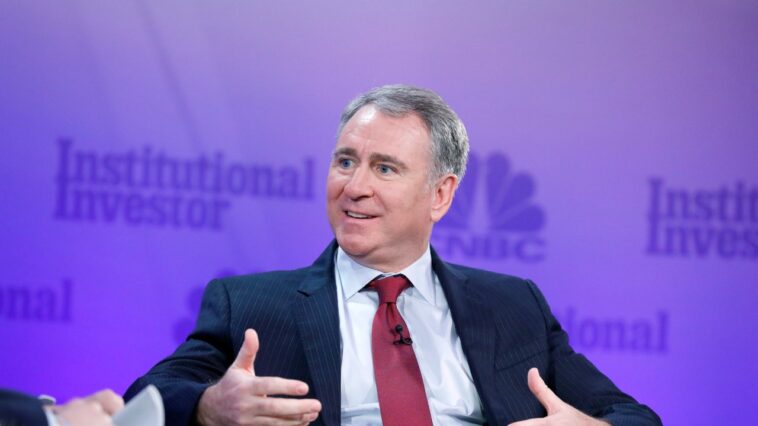 Le milliardaire des hedge funds Ken Griffin, qui a récemment fait un don de 300 millions de dollars à Harvard, déclare qu'il est désormais rempli de « flocons de neige pleurnicheurs » et que son chéquier est fermé Le milliardaire des hedge funds Ken Griffin, qui a récemment fait un don de 300 millions de dollars à Harvard, déclare qu'il est désormais rempli de « flocons de neige pleurnicheurs » et que son chéquier est fermé