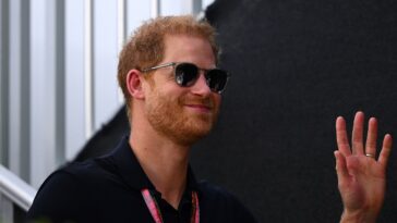Le prince Harry dit du fromage lors d'un match de football avec Rob McElhenney et Glenn Howerton