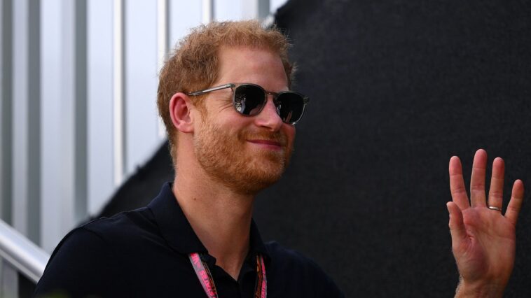 Le prince Harry dit du fromage lors d'un match de football avec Rob McElhenney et Glenn Howerton Le prince Harry dit du fromage lors d'un match de football avec Rob McElhenney et Glenn Howerton