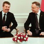 Le roi Frederik commence son premier voyage à l'étranger avec une garde d'honneur et un dîner offert par une actrice danoise