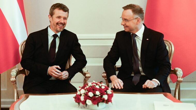 Le roi Frederik commence son premier voyage à l'étranger avec une garde d'honneur et un dîner offert par une actrice danoise