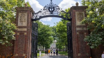 L'épouse du milliardaire qui a poussé à l'éviction du président de Harvard s'excuse pour le plagiat de sa thèse