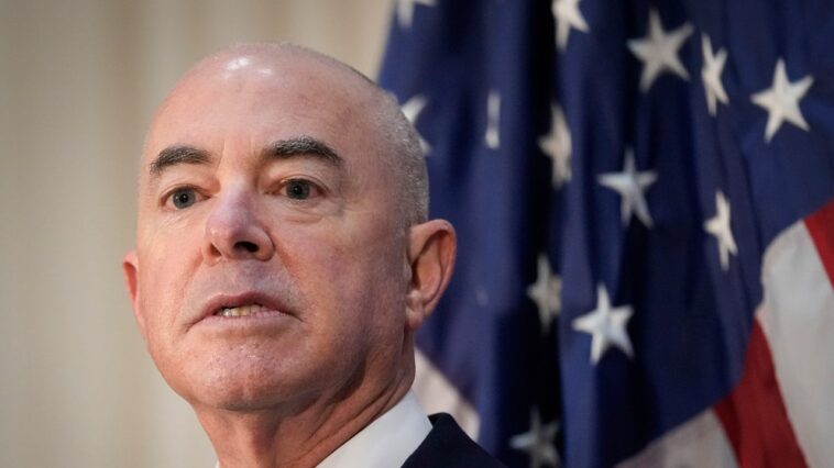 Les Républicains de la Chambre dévoilent les accusations de mise en accusation contre le secrétaire du DHS, Alejandro Mayorkas Les Républicains de la Chambre dévoilent les accusations de mise en accusation contre le secrétaire du DHS, Alejandro Mayorkas