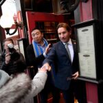 Les donateurs de la Silicon Valley utilisent l’IA pour aider Dean Phillips à battre Joe Biden