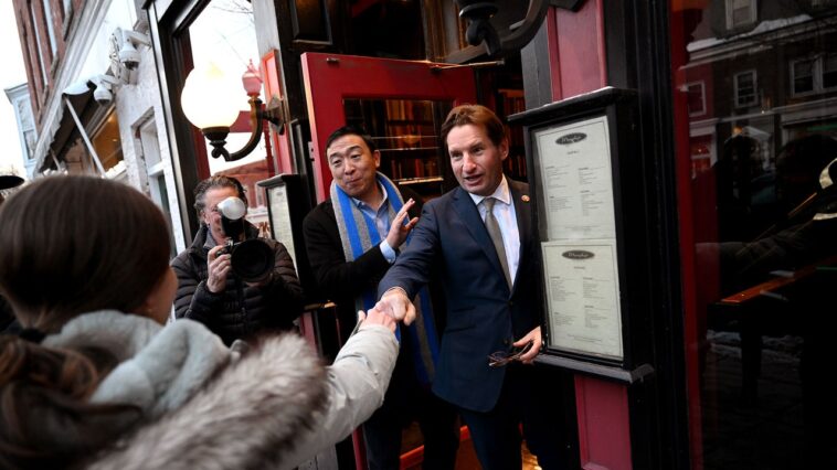 Les donateurs de la Silicon Valley utilisent l’IA pour aider Dean Phillips à battre Joe Biden