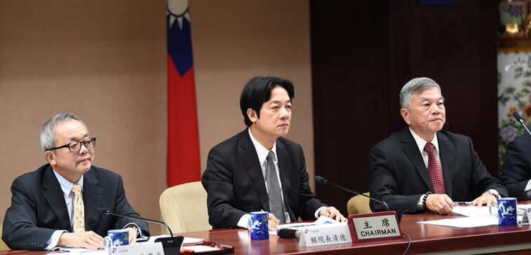 Les relations entre les deux rives restent dans la perspective longue de Washington DPP Presidential Candidate William Lai; cc executive yuan, https://commons.wikimedia.org/w/index.php?search=William%20Lai%20%20taiwan&ns0=1&ns6=1&ns12=1&ns14=1&ns100=1&ns106=1#/media/File:William_Lai_and_Shen_Jong-chin_20170919.jpg, modified