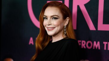 Lindsay Lohan n'est définitivement pas une maman ordinaire sur le tapis rouge de Mean Girls