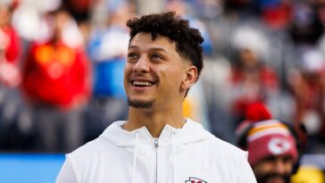 Patrick Mahomes redéfinit le business casual avec un costume et des crocos