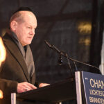 cc Chabad Lubavitch, modified, https://flickr.com/photos/chabadlubavitch/53382463919/in/photolist-2pkf3aM-2pkeGfX-2pkcrqb-2pkdGgo-2pke5GX-2pk84XW-2pk7Jau-2pkeGhF-2pke5G1-2pk7J8R-2pkdm8C-2pk7J9Y