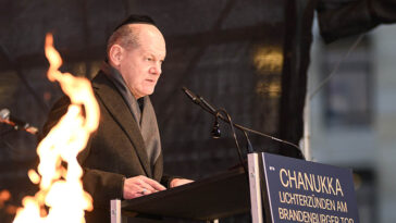 cc Chabad Lubavitch, modified, https://flickr.com/photos/chabadlubavitch/53382463919/in/photolist-2pkf3aM-2pkeGfX-2pkcrqb-2pkdGgo-2pke5GX-2pk84XW-2pk7Jau-2pkeGhF-2pke5G1-2pk7J8R-2pkdm8C-2pk7J9Y