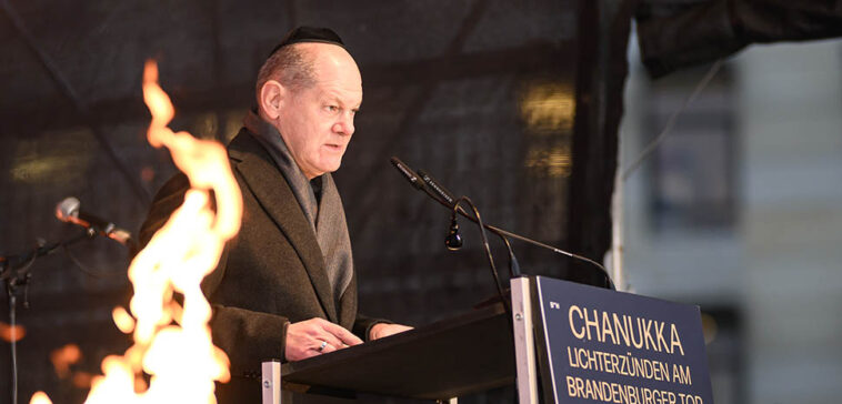 cc Chabad Lubavitch, modified, https://flickr.com/photos/chabadlubavitch/53382463919/in/photolist-2pkf3aM-2pkeGfX-2pkcrqb-2pkdGgo-2pke5GX-2pk84XW-2pk7Jau-2pkeGhF-2pke5G1-2pk7J8R-2pkdm8C-2pk7J9Y