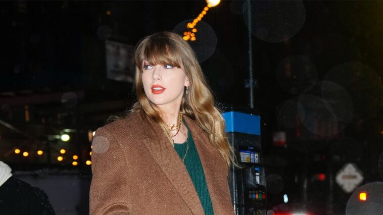Taylor Swift aperçue en train de se glisser dans un studio d'enregistrement : une nouvelle musique arrive-t-elle ? Taylor Swift aperçue en train de se glisser dans un studio d'enregistrement : une nouvelle musique arrive-t-elle ?
