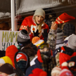 Taylor Swift continue de tisser la tradition de ses accessoires en tricot Taylor Swift continue de tisser la tradition de ses accessoires en tricot