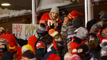 Taylor Swift continue de tisser la tradition de ses accessoires en tricot