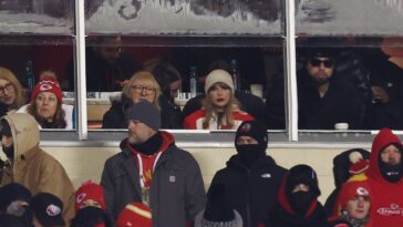 Taylor Swift encourage Travis Kelce lors du match éliminatoire à -4 degrés entre les Chiefs de Kansas City et les Dolphins de Miami