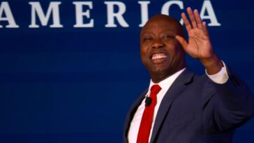 Tim Scott a proposé à sa vraie petite amie et elle a dit oui