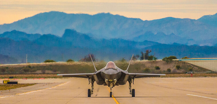 Un appel à la dissuasion nucléaire en Europe cc Robert Sullivan, modified, https://flickr.com/photos/my_public_domain_photos/48505850831/in/photolist-2gUiawX-2gVhEXN-fnVMWc-RNKgg5-RFpxxd-2haMFur-2haNErD-23xqLot-2dQB3Dy-21wpFdR-2hGRkqA-24qHQwD-2ow4xDQ-296Rz5c-2haMAkF-VaRd5r-2gZeU82-2irgE3Q-2iJ7Ffx-2hqfRnp-2cRhAAQ-29gMpro-uCjSKN-2gdwqU5-2gaNtqQ-2hbpfkJ-2hD6juY-2kPTnRD-2gdvVH8-2e6H1WJ-zyKURN-r5eFhh-KSgAFk-2gaNDEb-RH5CUJ-2hod86c-2hzp4eS-GBqqPZ-2hwU6Xx-2jbQnXG-2gUhgNH-2foxnuW-SZgEY1-2nizFgY-2gaMwkV-KQ6drn-2h82NqR-2ghxo1s-Y4iMm3-JGXUdc