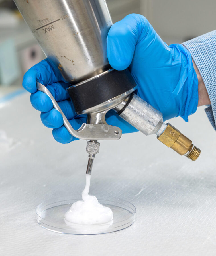 Une nouvelle mousse buvable augmente l’efficacité de la thérapie expérimentale contre le cancer SciTechDaily