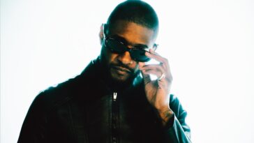 Usher sort un nouvel album 48 heures avant le Super Bowl et déclare que son spectacle à la mi-temps est « ma résidence sous stéroïdes »