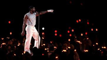 Usher a livré la nostalgie du millénaire avec une touche de piquant de Las Vegas lors du spectacle de mi-temps du Super Bowl 2024