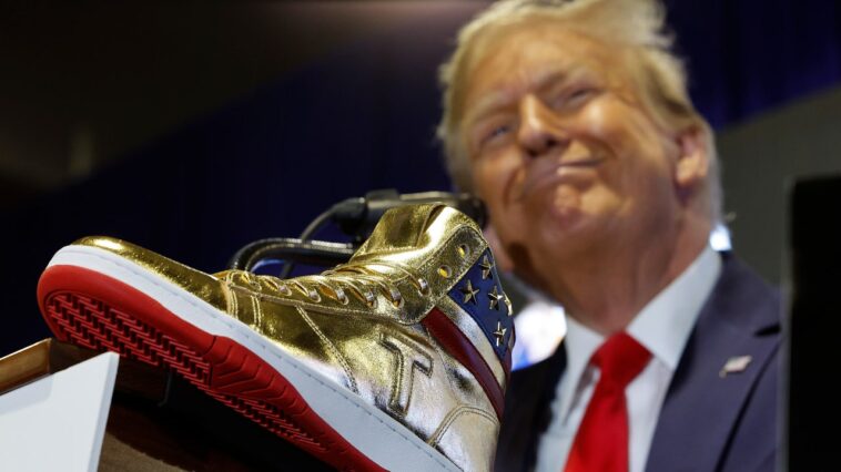 Donald Trump joue avec les sneakerheads de MAGA avec des baskets montantes à 399 $