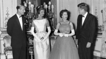 Dans les coulisses de la soirée « maladroite » de la reine Elizabeth avec John F. Kennedy et Jackie Kennedy