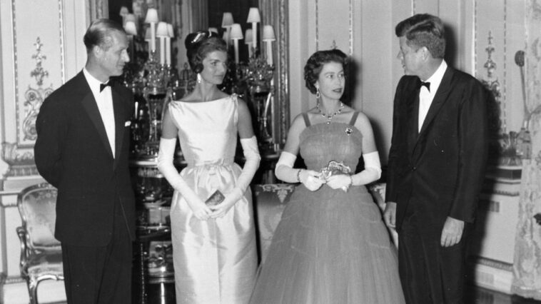 Dans les coulisses de la soirée « maladroite » de la reine Elizabeth avec John F. Kennedy et Jackie Kennedy