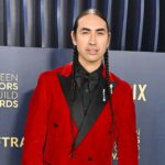 Tatanka Means fait une déclaration forte sur le tapis rouge aux SAG Awards 2024