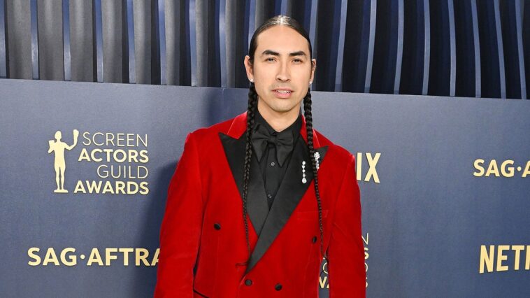 Tatanka Means fait une déclaration forte sur le tapis rouge aux SAG Awards 2024