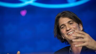 Adam Neumann, essayant le stand-up pour la taille, tente de racheter WeWork