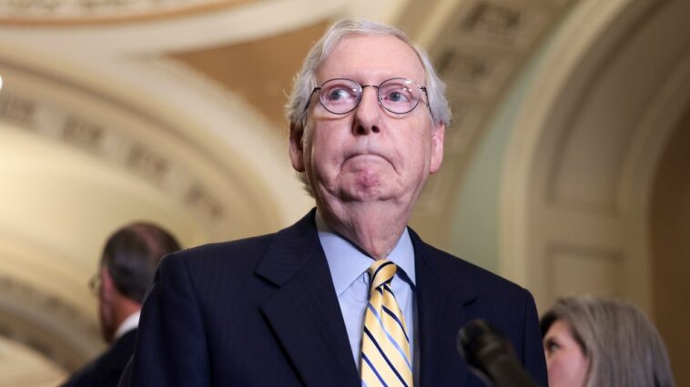 Après avoir complètement foutu le roi de l'Amérique, Mitch McConnell décide de s'offrir une pause